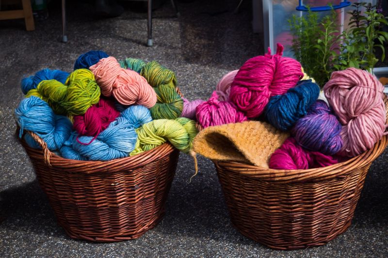 Bunte Strickwolle fr den Westerwlder Rekordschal. Foto: "Zweite Heimat"