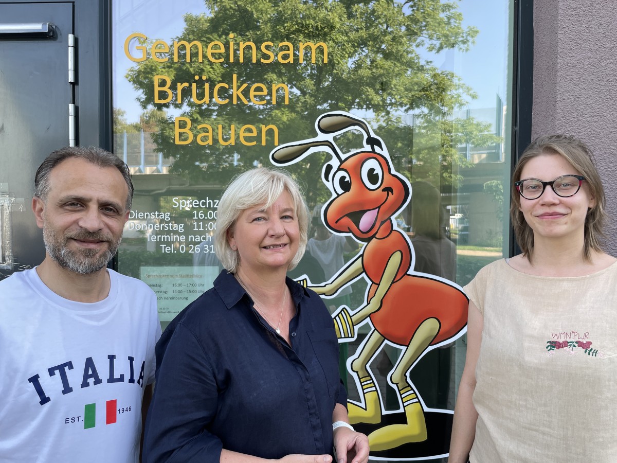 Quartiermanagerinnen Alexandra Heinz und Julia Frericks werden tatkrftig untersttzt von Ehrenamtler Eyad Sawas. (Foto: Birgit Bayer)