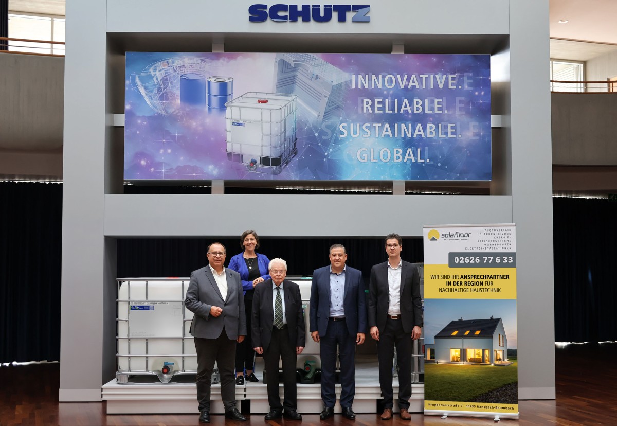 Veranstalter und Gastgeber freuen sich schon auf ein volles Haus. Richard Hover (IHK), Katharina Schlag (wfg), Winfried Heibel (Sch�tz), Veit Enders (Sch�tz), Christian Schlosser (Sch�tz/solarfloor). Es fehlen: B�rbel Labonte (rz-media), Michael Braun (Kreishandwerkerschaft Rhein-Westerwald) und Nils Schuster (WJ Westerwald-Lahn). Foto: Carolin Faller