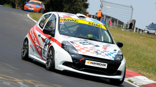 Ein Reifenschaden beendete den Einsatz von Frank Hhner und Oliver Schumacher im H&S-Renault Clio RS beim fnften Lauf der RCN-Rundstrecken-Challenge Nrburgring. (Martin Berrang).