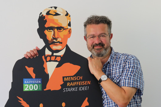 Der Moderator und Autor Manuel Andrack war im Raiffeisen-Jahr 2018 unterwegs auf den Spuren Friedrich Wilhelm Raiffeisens und seiner Genossenschaftsidee. (Foto: Deutsche Friedrich-Wilhelm-Raiffeisen-Gesellschaft e. V.)