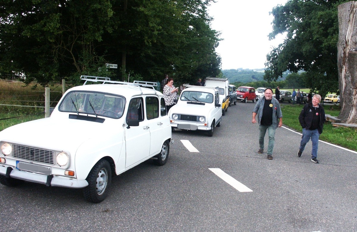 Etwa 50 Renaults fuhren in einer Karawane durch das Wisserland (Fotos: Bernhard Theis)