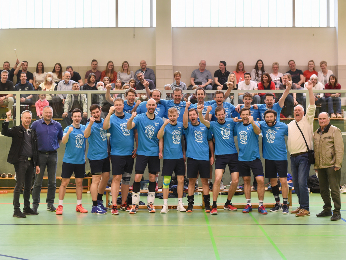 Riesenjubel nach dem Gewinn der Meisterschaft. Brgermeister Michael Merz (li), Bjrn Sauer (2. v.l.) (Prsident Volleyball-Verband Rheinland); Heinz-Hermann Fischer , (2.v.r.) (1. Vorsitzender SC Ransbach-Baumbach), 2. Beigeordneter Berthold Steudter (r.). (Foto: Verein)