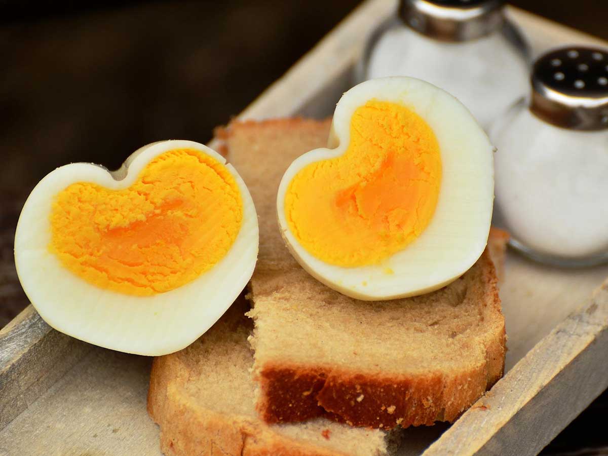 Farbstich im Osterei - Woher kommen die Verfärbungen im Ei?