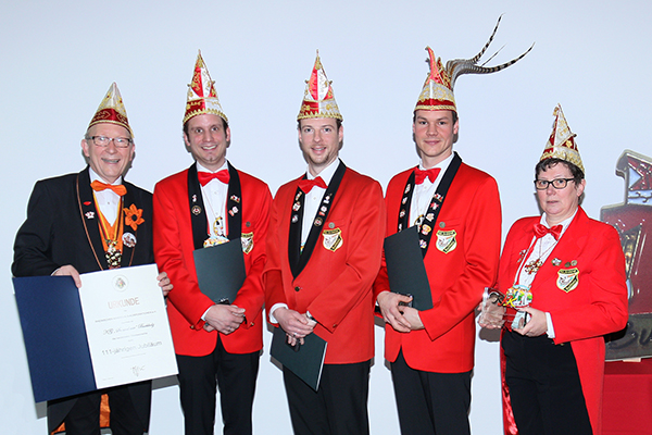 Auf dem Foto sind (v.li.) RKK-bezirksvorsitzender Erwin Rddel, Stefan Dodemont, Rainer Blank, Andreas Beck und KG-Vorsitzende Monika Wilsberg zu sehen. Foto: Elisabeth Klckner