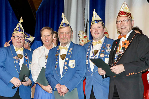 Das Foto zeigt (v.li.): Hans Simon, Folkhard Mentzer, Peter Koch, KG-Vorsitzenden Torsten Stocksiefen und RKK-Bezirksvorsitzenden Erwin Rddel. Foto: Elisabeth Klckner