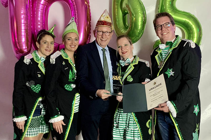 Das Foto zeigt (v.li.) Schriftfhrerin Judith Junen, Beisitzerin Steffi Fritzen, RKK-Bezirksvorsitzenden Erwin Rddel, Trainerin Melanie Gdtner und 1. Vorsitzender Sandro Gdtner. Foto: pr