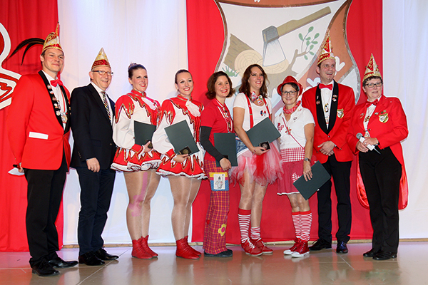 Von links: Sitzungsprsident Andreas Beck, Erwin Rddel, Sabrina Stockhausen, Hannah Sommerberg, Cathrin Becker-Wonsack, Verena Cierpka, Rita Cremer, 2. Vorsitzenden Stefan Dodemont und Vorsitzende Monika Wilsberg. Foto: Elli Klckner
