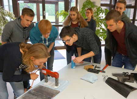 Das Duale Studium verbindet eine praktische Berufsausbildung mit einem Hochschulstudium. Interessierte Abiturienten knnen sich noch auf freie Pltze bewerben. Dabei ist die Wirtschaftsfrderung gerne als Kontaktvermittler behilflich. (Foto: Wirtschaftsfrderung Kreis Altenkirchen)