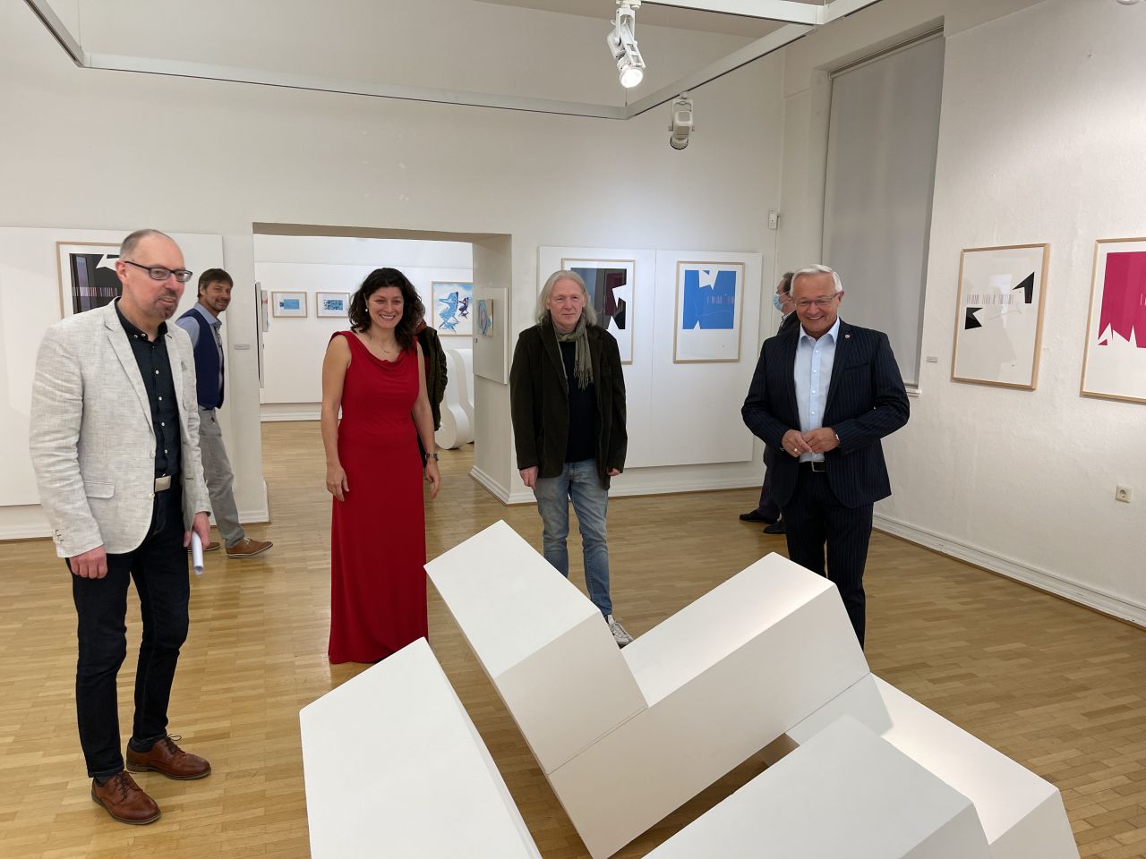 Landrat Achim Hallerbach (rechts) erffnete die aktuelle Ausstellung im Roentgen-Museum Neuwied. Fotos: Kreisverwaltung