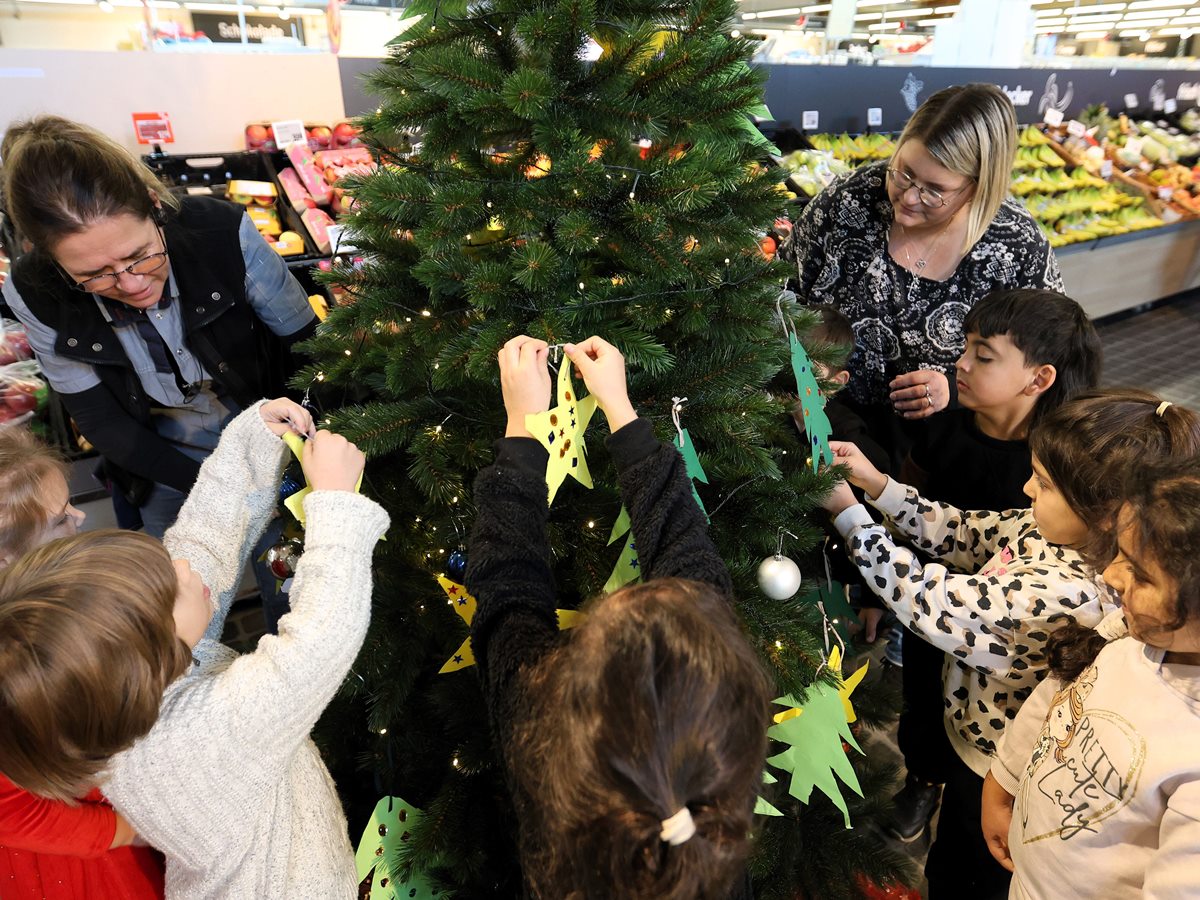 Die Kita-Kinder schmckten den Weihnachtsbaum mit selbst gebasteltem Schmuck. (Foto: Olga Krapivina)