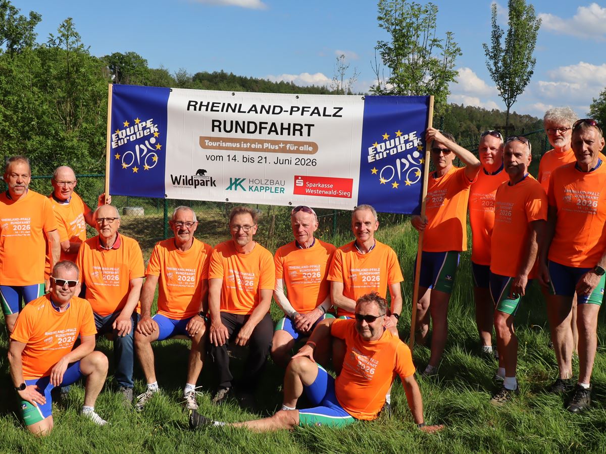 Seit 40 Jahren treffen sich die Radsportler der Equipe EuroDeK zur Kirmesrundfahrt in Daubach � diesmal wurde dabei die bevorstehende gro�e RLP-Rundfahrt zum Thema Tourismus im neuen Tour-Shirt pr�sentiert (Foto: Uli Schmidt)