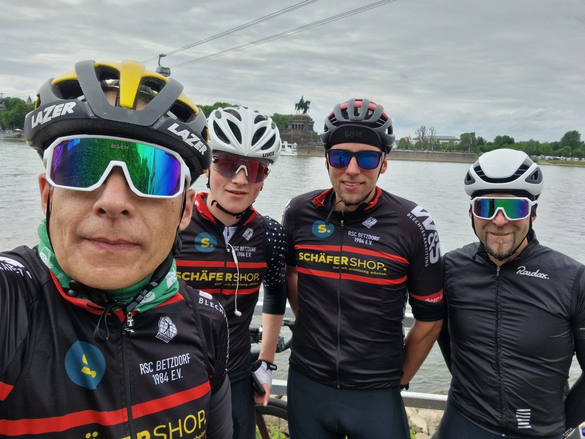 Pause fr ein Foto gegenber des Deutschen Ecks in Koblenz: Sascha Jarusaen, Elias Jakobs, Andr Metzger und Benjamin Maus meistern den 370-Kilometer-Ritt rund um den Westerwald. (Foto: Verein/Sascha)
Jarusaen
