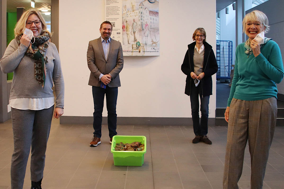 Von links: Andrea Wiedekind-Neumann, Erster Beigeordneter Holger Heuser, Nicola Kiwitt (Schulleiterin Grundschule Am Reichenberg) und Gundel Graetschel. Mit der Sandkiste und den Materialien, auf dem Foto in der Mitte zu sehen, beschftigen sich die Kinder whrend der Therapiezeit. Foto: Stadt Bad Honnef