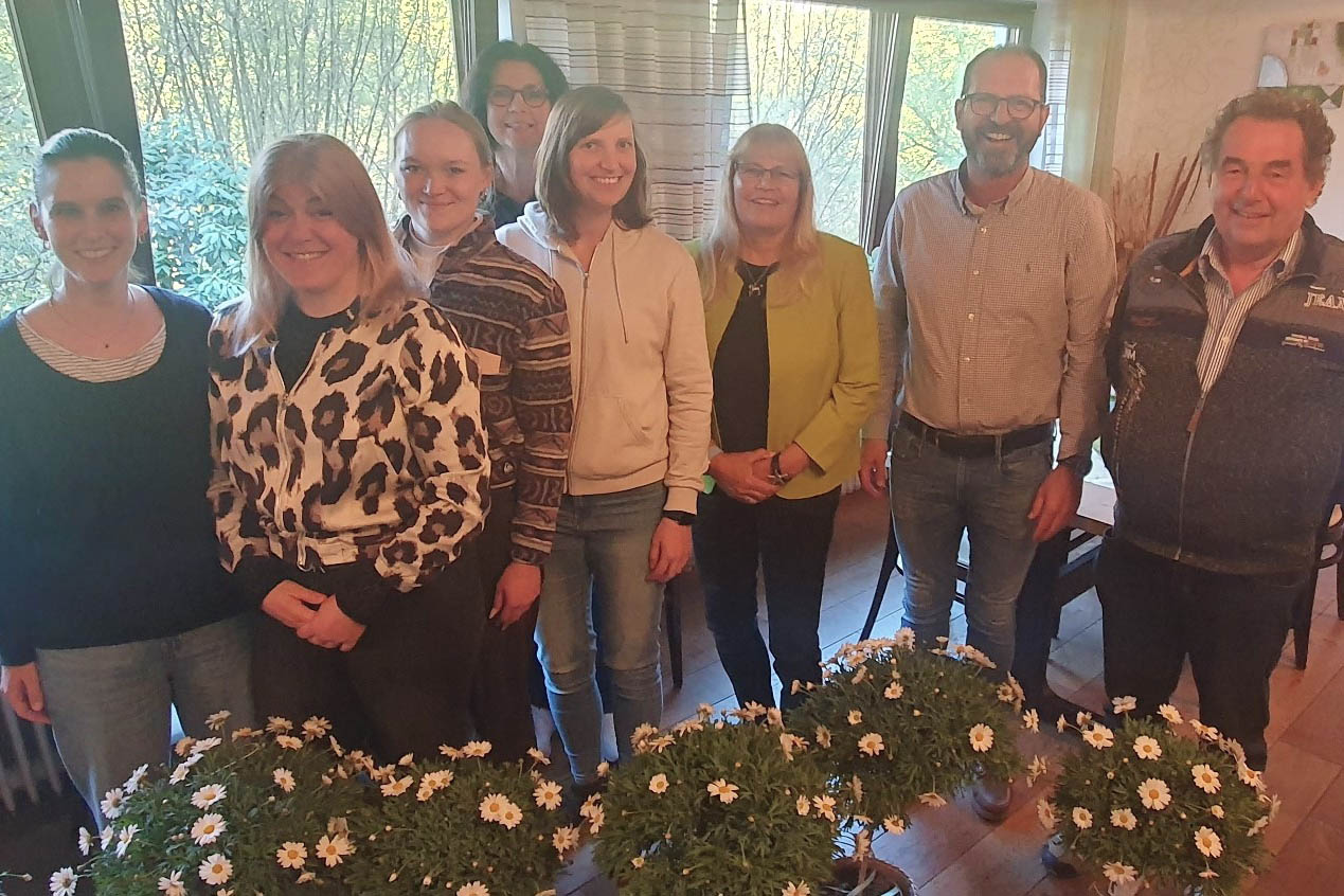 Bei einer kleinen Feierstunde wurden sechs Vereinsmitglieder verabschiedet, die ihre Position im Vorstand nach langj�hriger Vereinsarbeit in neue H�nde geben. (v.l.) Anna-Katharina Verges, Anne Heuser, Debby Richter, Jenny Erlenbach, Andrea Ruhl und Andreas Normann. Vereinsvorsitzende Jutta Spies (im Hintergrund) und RVK-Vize Helmut Ewenz (rechts) �berreichten Blumen zum Abschied.  Fotos: Uwe Lederer