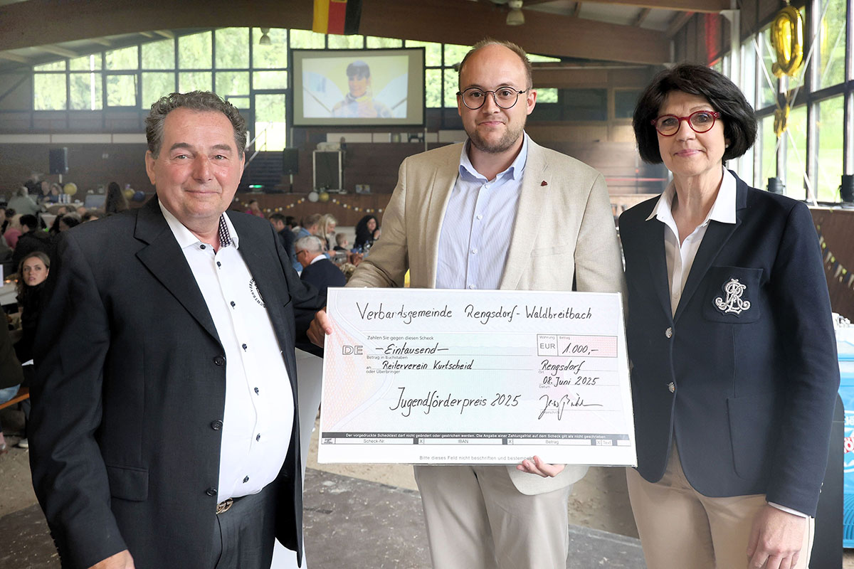 Der designierte Brgermeister der VG Waldbreitbach/Rengsdorf, Pierre Fischer, berreichte dem RVK einen symbolischen Scheck ber 1.000 Euro. Helmut Ewenz und Jutta Spies freuten sich ber die Auszeichnung zum Jugendfrderpreis 2025. Fotos: Jrg Niebergall (3) und Uwe Lederer (1).