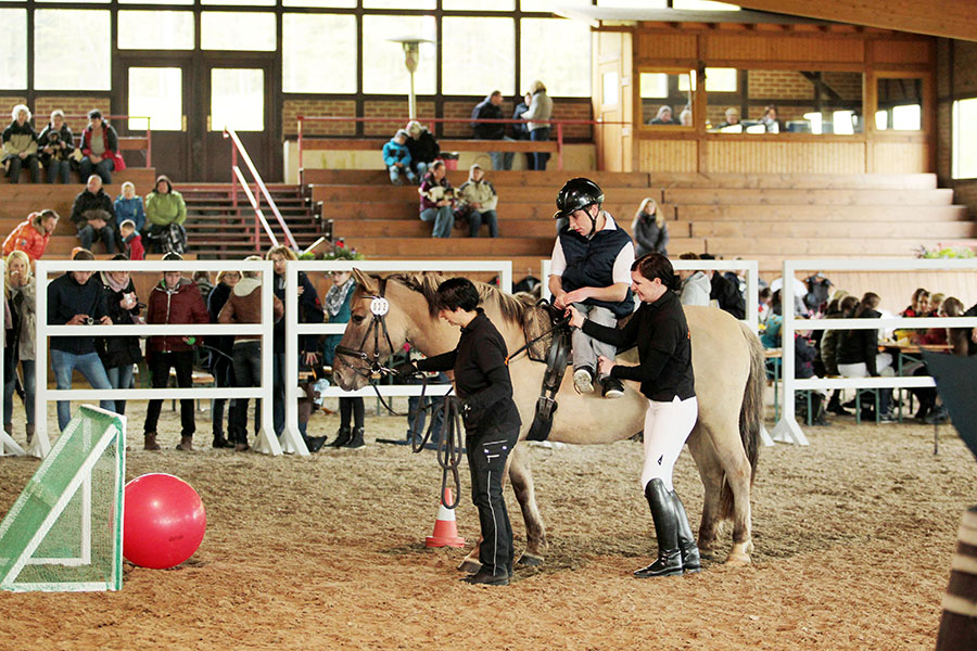 Eine bung beim Inklusionstag: Jump and Trail - hier bilden Jugendliche mit und ohne Behinderung ein Team und berwinden einen Geschicklichkeitsparcours sowie einen kleinen Springparcours. Fotos: RV-Kurtscheid