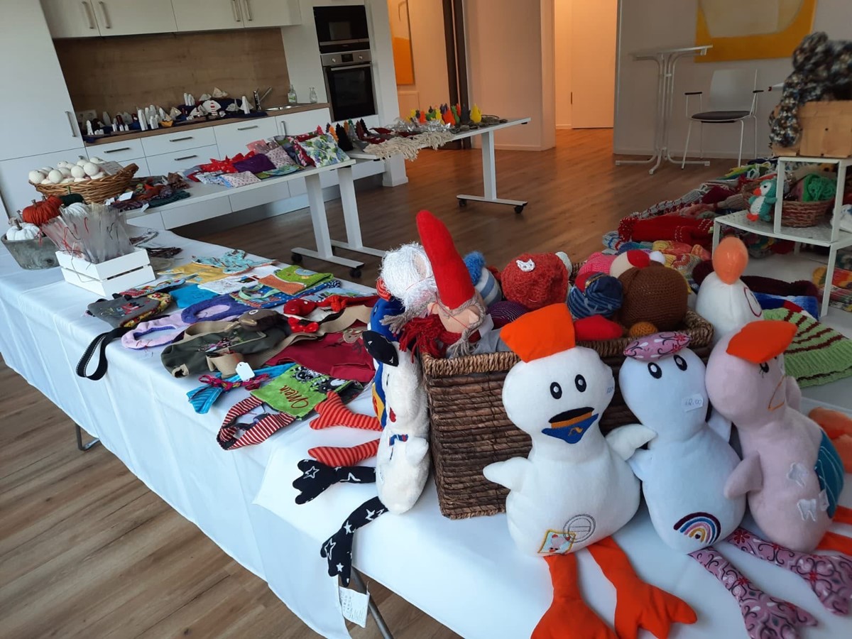 Auf dem j�hrlichen Basar des Rhein-Wied Hospiz gab es viele liebevoll selbstgemachten Kleinigkeiten f�r den guten Zweck zu kaufen. (Foto: Manuela G�tz)