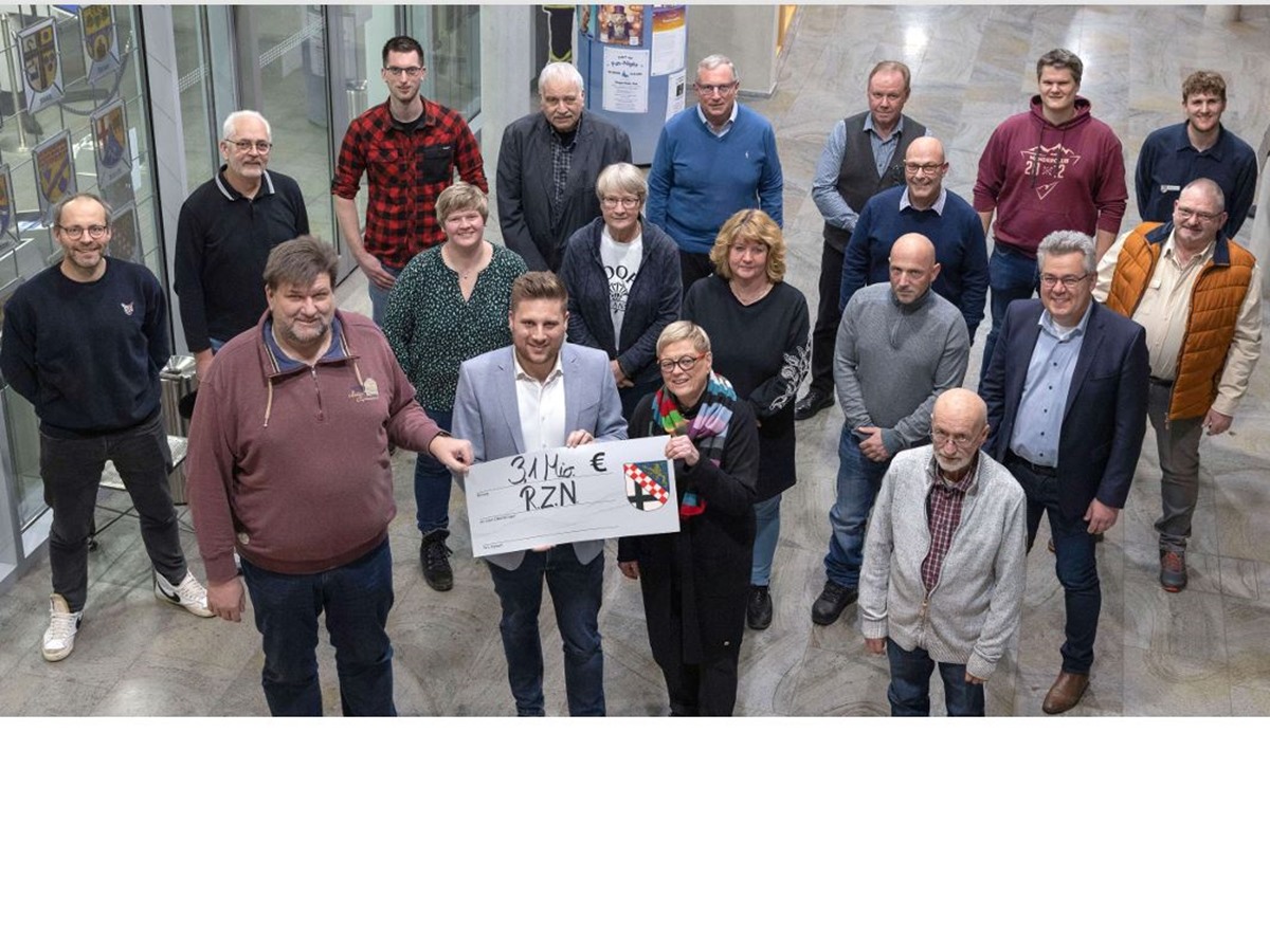 Im Rahmen der j�ngsten B�rgermeisterdienstbesprechung wurde der symbolische Scheck �ber die Mittel aus dem RZN �berreicht. (Foto: R�der-Moldenhauer)