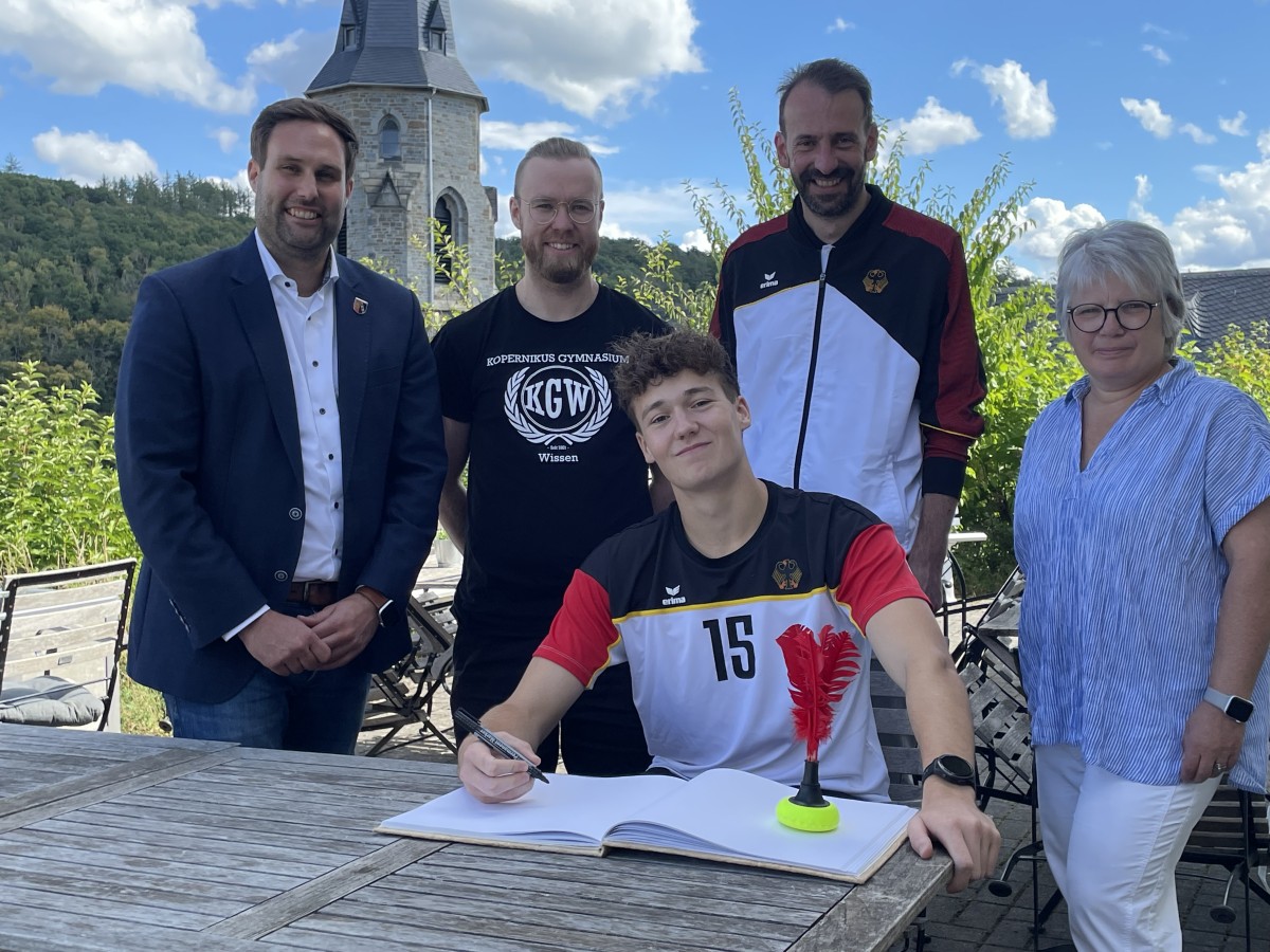 Indiaca-Weltmeister Jan Rhlich trgt sich ins Goldene Buch der Stadt Betzdorf ein