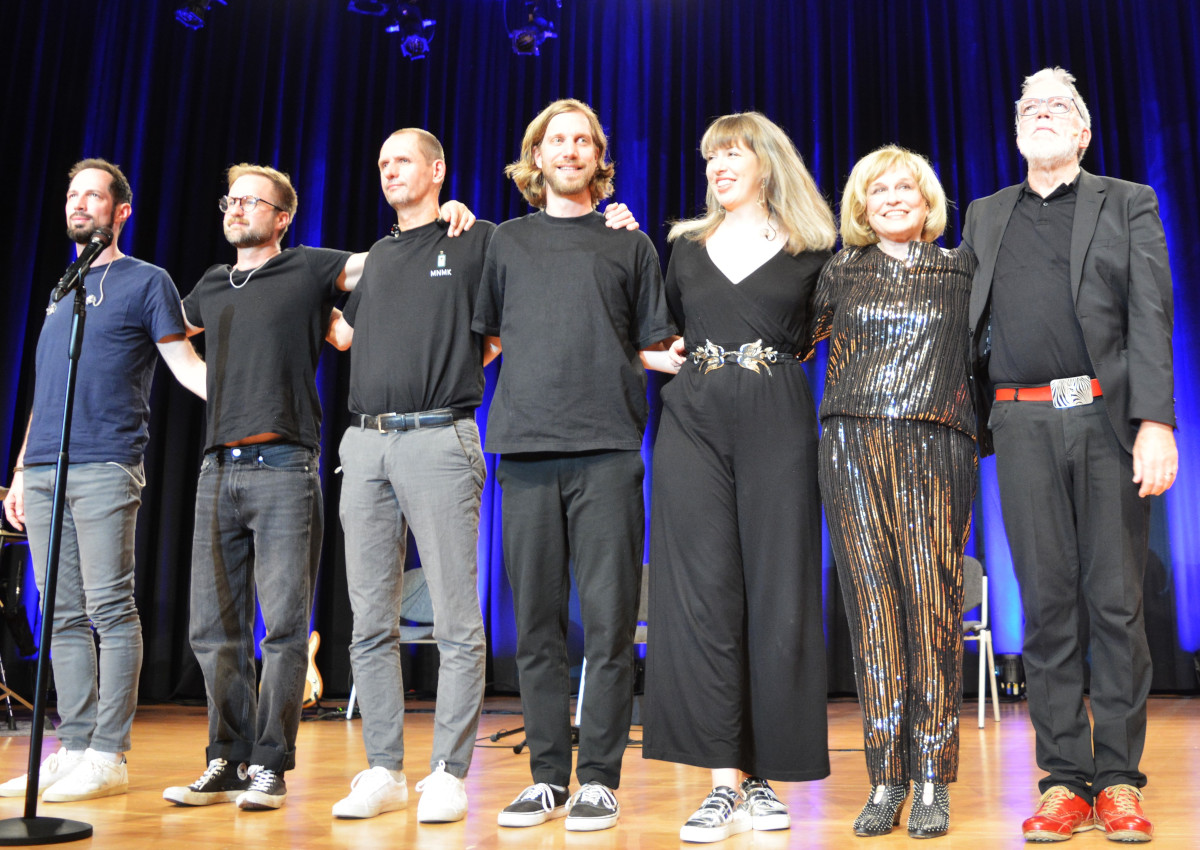 Mary Roos (2.v.l.) und Wolfgang Trepper (links) hatten die Show im Griff. (Fotos: Wolfgang Rabsch)