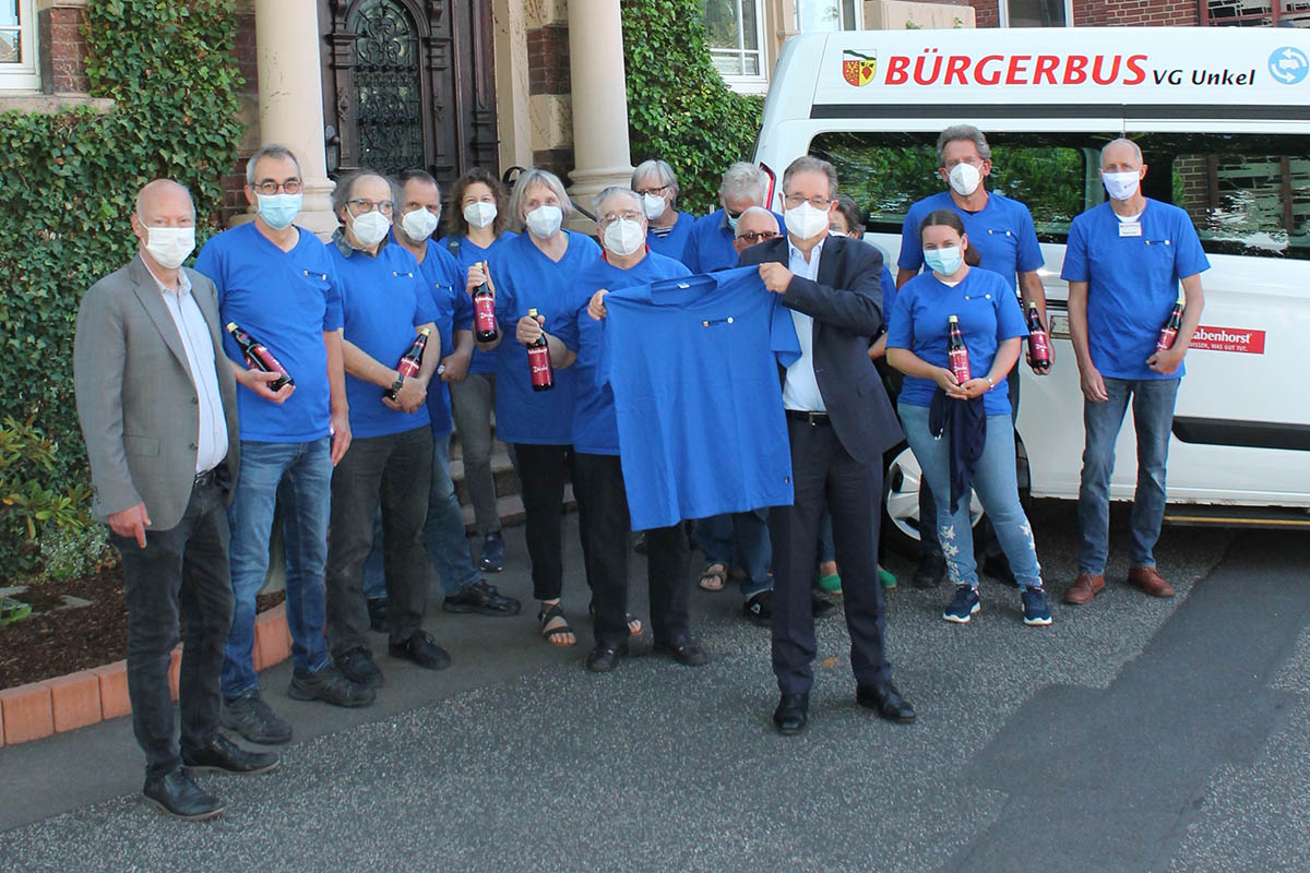 K.-J. Philipp (M) berreicht dem Team Brgerbus im Beisein des 1. Beigeordnete der VG Unkel Dr. Jrg Scheinpflug und Teamleiter Holger Diedenhofen (1. und 2. v.l.) einheitliche T-Shirts. Foto: privat