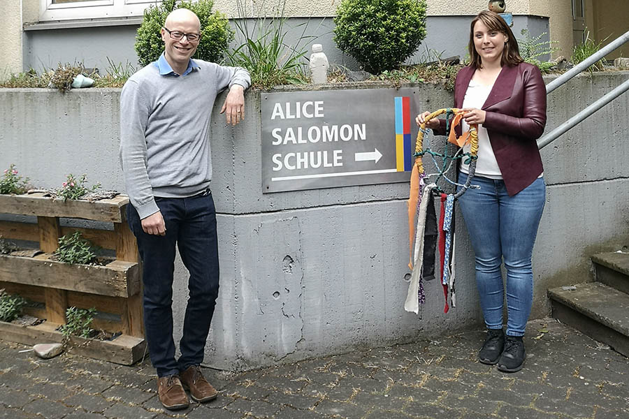 Rachel Mallman (staatlich anerkannte Erzieherin) und Friedeman Scheffler (Bildungsgangkoordinator der Fachschule fr Sozialwesen) nach abgeschlossener Prsentationsprfung und Kolloquium. Fotos: pr