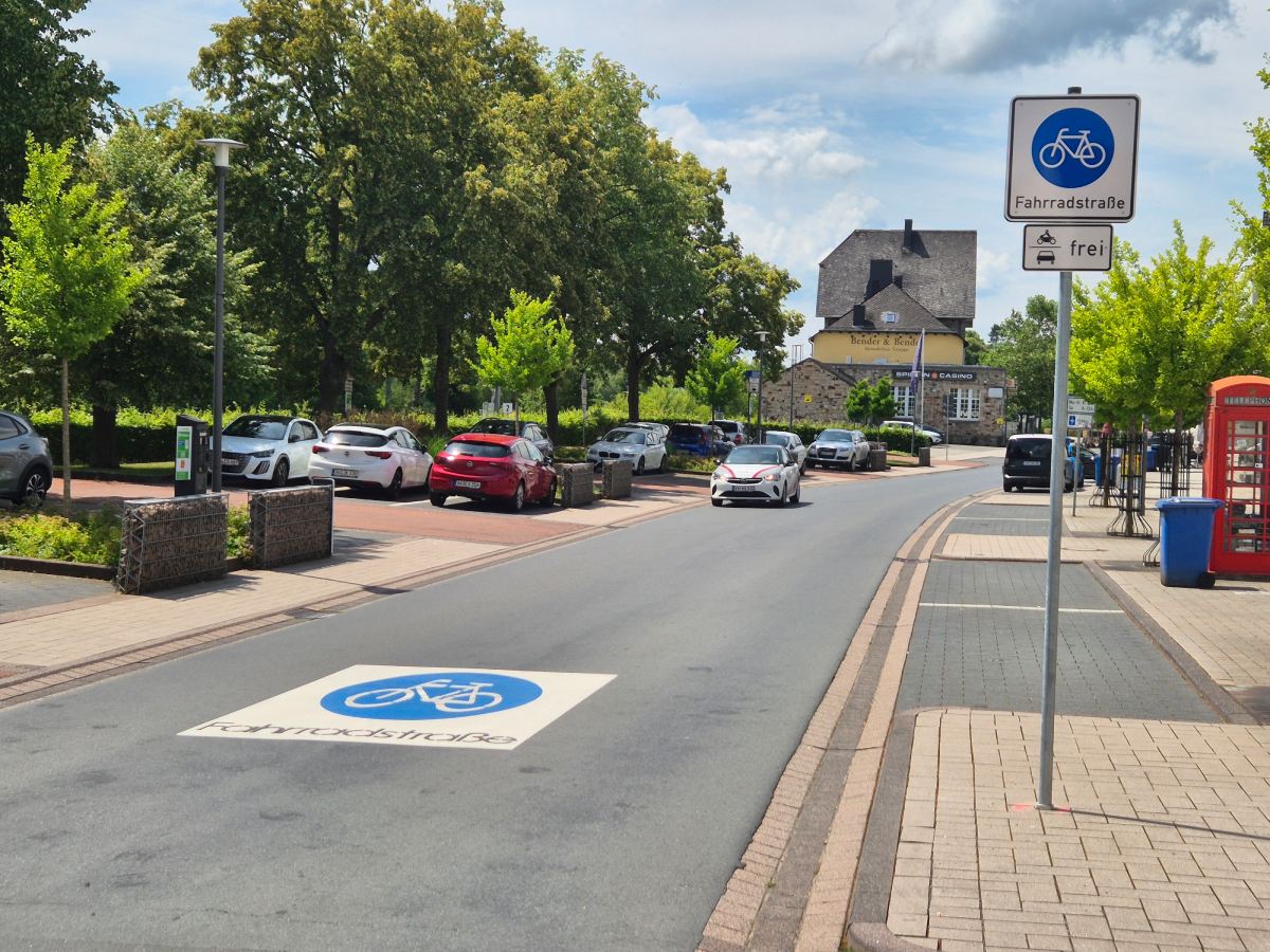  Gro�e Piktogramme auf der Deckschicht der Bahnhofstra�e weisen auf die �nderung zur Fahrradstra�e hin. (Foto: vh)