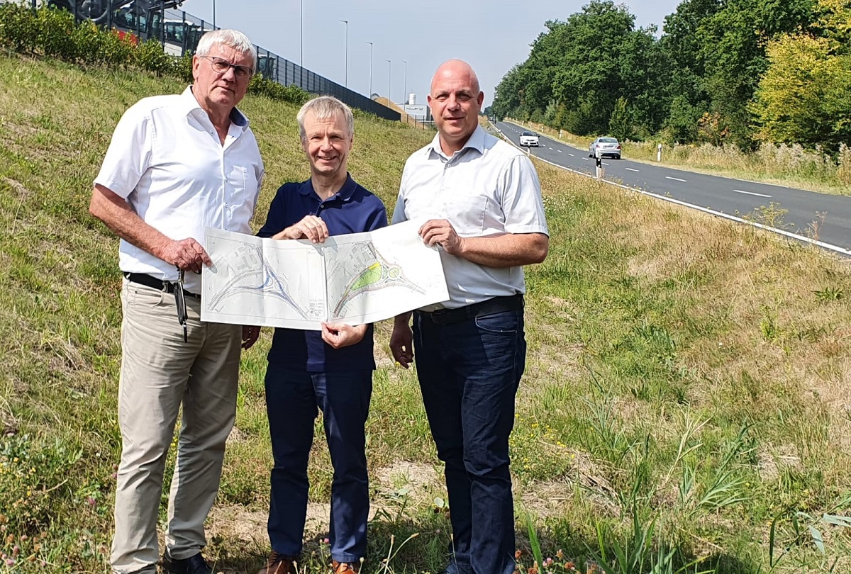 Von links: Sebastian Schuster (Landrat Rhein-Sieg-Kreis), Otto Neuhoff (Brgermeister Stadt Bad Honnef), Martin Buchholz (Ortsbrgermeister Windhagen) auf der geplanten Wege-Trasse. (Foto: privat)