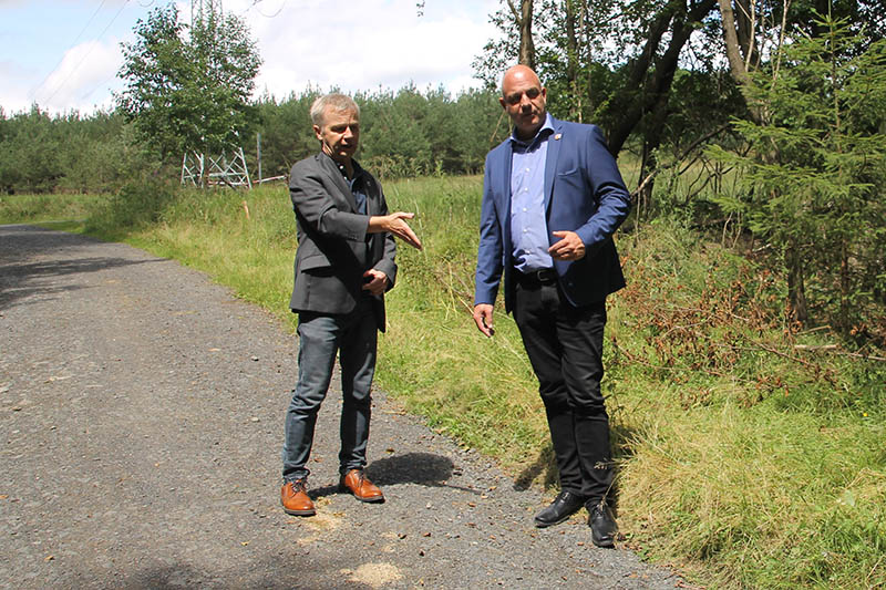 Ortsbegehung auf dem Fu- und Radweg zwischen Khlershohn und Rottbitze Ortsbrgermeister von Windhagen Martin Buchholz (rechts) und Brgermeister der Stadt Bad Honnef Otto Neuhoff. Foto: privat