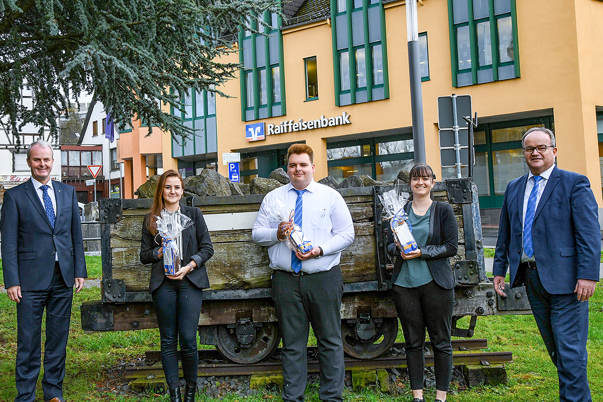 Der Vorstand der Raiffeisenbank Neustadt ist stolz auf den Banknachwuchs und gratuliert zur bestandenen Abschlussprfung: (von links) Konrad Breul, Jessica Loschtschinski, Stuart Zimmer, Yasmin Altmiks und Martin Leis. Foto: Raiffeisenbank