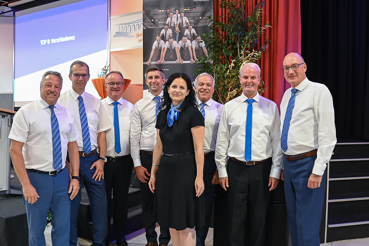 Vorstand und Aufsichtsrat der Raiffeisenbank Neustadt (von links): Hans-Werner Breithausen, Lothar Eckloff, Martin Leis, Philipp Seuser, Anna Schramke-Wagner, Kurt Krautscheid, Konrad Breul und Axel Schlzchen. Foto: Jennifer Einolf/Raiffeisenbank Neustadt