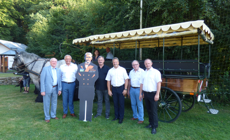 Michael Lieber (Landrat Kreis Altenkirchen), Achim Hallerbach, (Landrat Kreis Neuwied), Josef Zolk (stellvertretender  Vorsitzender der Deutschen Friedrich-Wilhelm-Raiffeisen-Gesellschaft), Hans-Werner Breithausen (Brgermeister der Verbandsgemeinde Rengsdorf-Waldbreitbach), Rolf Schmidt-Markoski ( Vertretung Brgermeister Verbandsgemeinde Flammersfeld), Jan Einig (Oberbrgermeister der Stadt Neuwied). Foto: Anja Hoffmann

