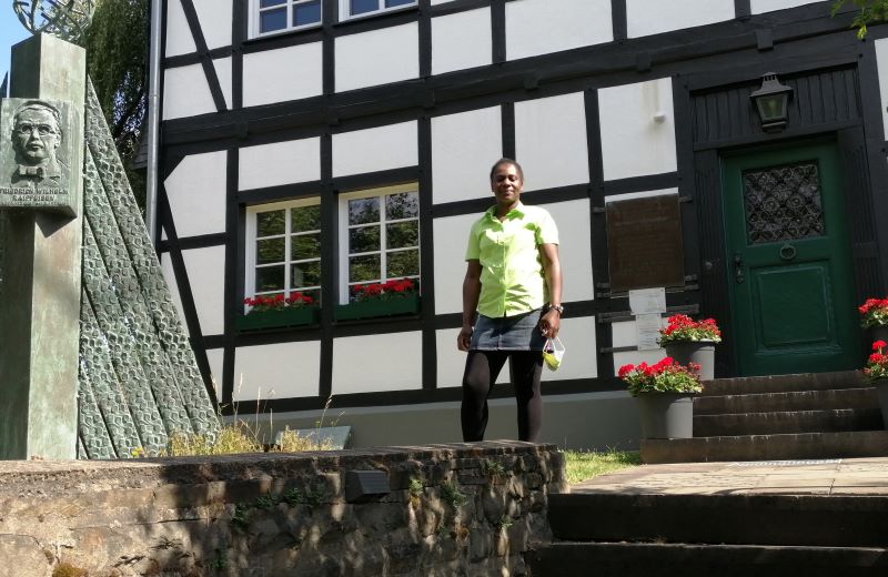 Auf den "Tag der offenen Tr" im Raiffeisenmuseum freut sich Emilienne Markus, bei der unter anderem die touristischen Belange der VG Hamm angesiedelt sind. (Foto: hak)