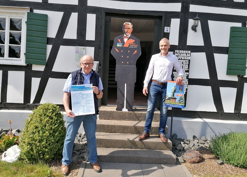 Brgermeister Fred Jngerich (rechts) und der Erste Beigeordnete Rolf Schmidt-Markoski sind froh darber, dass die Alte Brgermeisterei Flammersfeld (Raiffeisenhaus) nach der Corona-Pause nun wieder fr Besucher an bestimmten Tagen und nach Voranmeldung offen steht. (Foto: VG Altenkirchen-Flammersfeld)