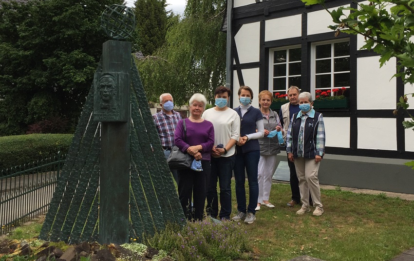 Die Besuchergruppe startet die Raiffeisenmeile am Deutschen Raiffeisenmuseum. (Fotos: privat)