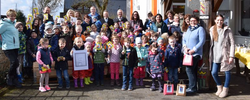 Im Gedenken an den historischen Brotverein, wurde das kreisbergreifende Umweltbildungsprojekt Vom Korn zum Brot aufgebaut. Landrat Achim Hallerbach bergab im Beisein von Verbandsbrgermeister Hans Werner Breithausen, Ortsbrgermeisterin Rita Lehnert und Ortsbrgermeister Achim Braasch im Kindergarten Oberhonnefeld das Saatgut, Hochbeete und Raiffeisen-Biographien an die Vertreter der Kindergrten und Grundschulen an der Raiffeisen Strae. Foto: privat