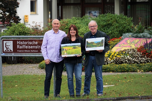 bergabe des neuen Kalenders "Raiffeisenland 2020" im Herzen von Flammersfeld beim Rathaus an der historischen Raiffeisenstrae.  Unser Foto zeigt von links: Roland Bhringer, Martina Beer und Rolf Schmidt-Markoski. (Foto: VGV Flammersfeld)