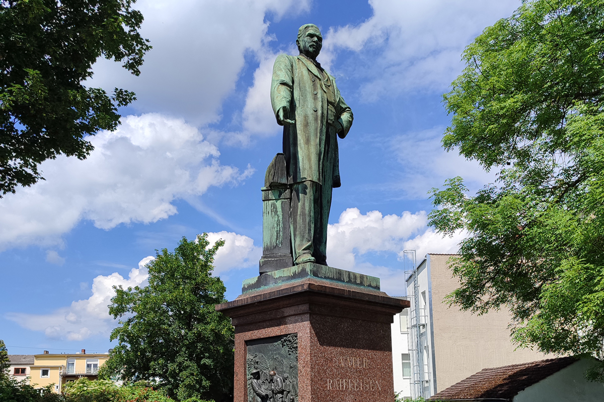 Unweit vom Roentgen-Museum wurde Friedrich Wilhelm Raiffeisen ein
Denkmal gesetzt. Was er mit Neuwied zu tun hat und welche Spuren er in
Heddesdorf hinterlassen hat, kann im Rahmen einer Stadtf�hrung am 16.
August erfahren werden. Foto: Felix Banaski