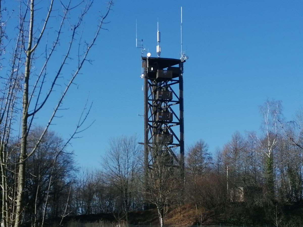 Er ist ein touristisches Wahrzeichen der Verbandsgemeinde Altenkirchen-Flammersfeld, der Raiffeisenturm auf dem Beulskopf. (Foto: vh)