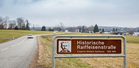 Weganzeiger fr die Radfahrer der Raiffeisenrundfahrt. Fotos: privat