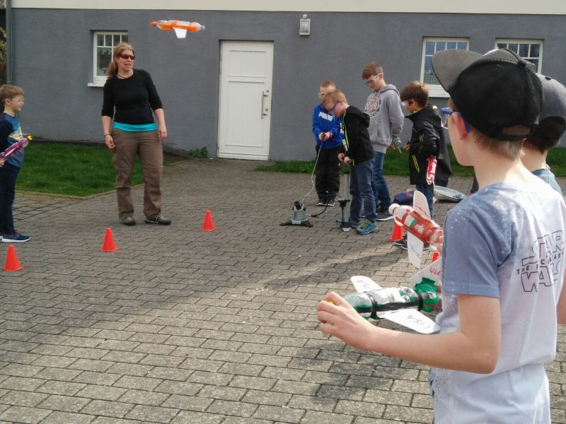 Mara Waldschmidt, Naturwissenschaftlerin bei Frhes Forschen Rhein-Main (links) wurde von der Kreisjugendpflege Altenkirchen eingeladen um mit 12 Kindern und Jugendlichen in einem Raketen-Workshop in Gebhardshain die verblffende Welt der Technik kennenzulernen und sie so zu Weltraumexperten werden zu lassen. Foto: Veranstalter