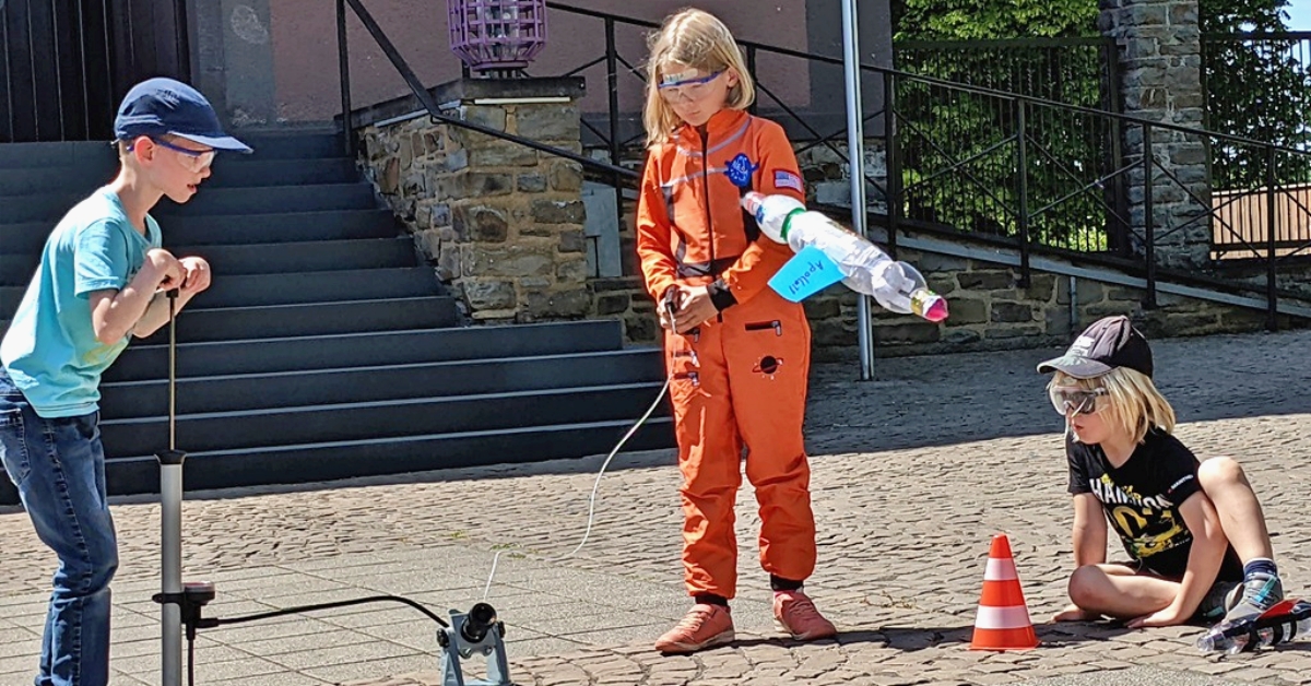 Begeistert testen die jungen Raketenbauer in Altenkirchen ihre Konstruktionen. (Foto: Kreisverwaltung)
