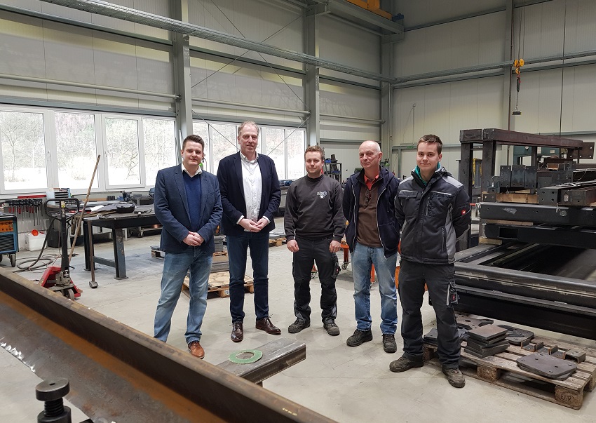 v.l.: Stadtbrgermeister Benjamin Geldsetzer, Wirtschaftsfrderer Michael Becher sowie Manuel, Michael und Marcel Schfer in der neuen Gewerbehalle von MS Industrieservice am Rangierberg (Foto: Regionale Entwicklungsgesellschaft Betzdorf)