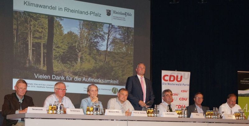 Brgermeister Klaus Ltkefedder (Mitte stehend) und die Experten (v.l.n.r.): Klaus Skowronek, Udo Stratemann, Gabi Wieland,  Prof. Dr. Gebhard Schler, Friedbert Ritter, Hartmut Knig sowie Matthias Mller. Foto: CDU