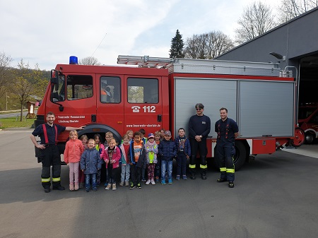 Die Ranzenbande besuchte die Freiwillige Feuerwehr in Oberlahr. (Foto: kath. Kindertagessttte St. Antonius)
