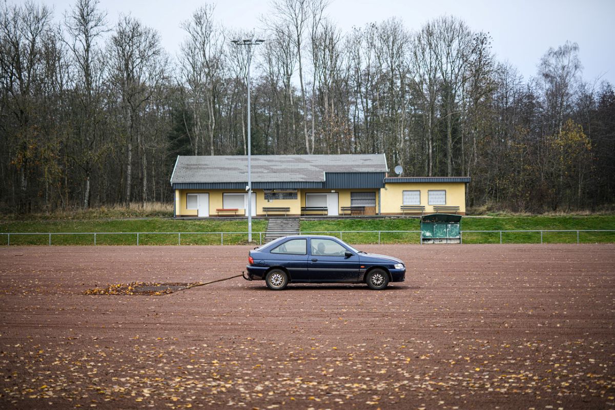 Mit diesem Schnappschuss von Helmut Rappel in dem alten Ford Escort auf dem Platz in Weitefeld gewinnt Lukas Schulze den dritten Preis. (Foto: Lukas Schule)