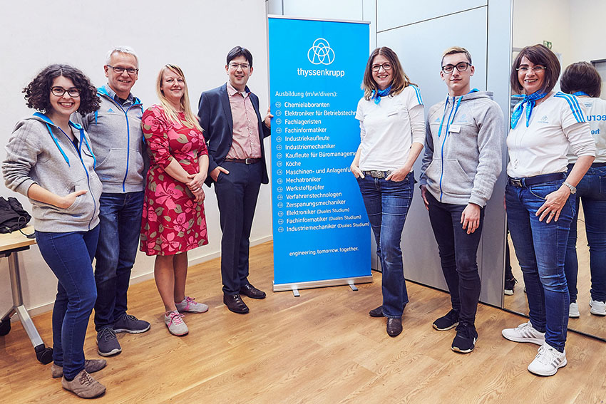 Rasselstein-Fachleiterin Claudia Neudecker (3. von rechts), Neuwieds Brgermeister Michael Mang (Mitte) und Big House-Mitarbeiterin Anna Tiedemann   zogen ein positives Fazit des gemeinsamen Ausbildungstags. Fotos: Marco Rothbrust