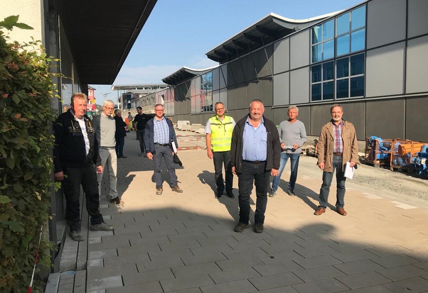 berzeugten sich vom guten Baufortschritt: v.l. Michael Ohrndorf und Mario Gomes (Gebrder Schmidt), Martin Heinemann (Bauleiter Bauberwachung), Brgermeister Berno Neuhoff, Peter Schfer (Schfer & Schfer Straenbau), Jrg Sommer (Metall- und Schlosserarbeiten/Wissen) und Uwe Hennig, zustndig fr die Projektsteuerung in der Verwaltung.  (Foto: Verwaltung)