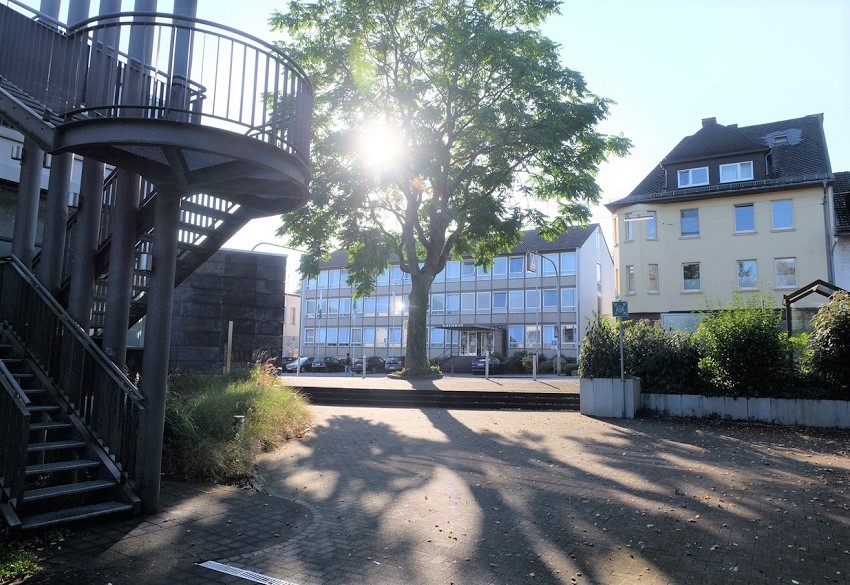 Das jetzige Rathaus aus dem Jahr 1956: Im Sommer eine Sauna, im Winter wegen der dnnen Wnde ein Heizkraftwerk fr die Rathausstrae, allein das verstt wegen der Energieverluste gegen den Klimaschutz. (Foto: KathaBe)